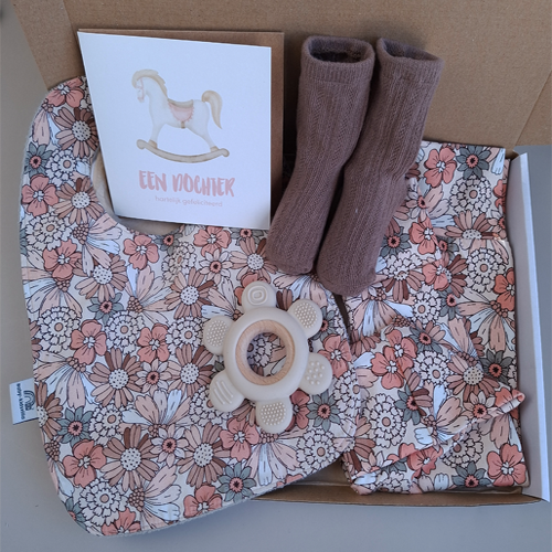 Brievenbus kraamcadeau babyslab bloemen pastel