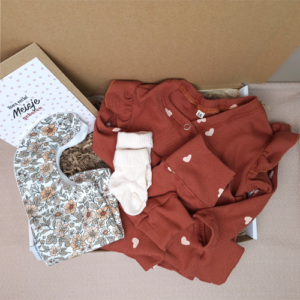 Brievenbus kraamcadeau babyslab trendy bloemen