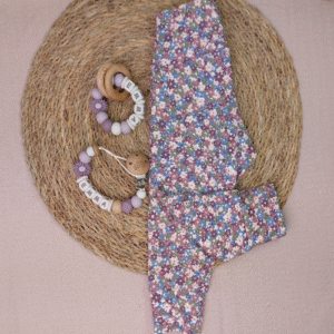 Brievenbus kraamcadeau met naam babybroekje bloemen mauve