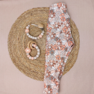 Brievenbus kraamcadeau met naam babybroekje bloemen pastel