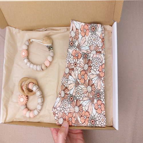 Brievenbus kraamcadeau met naam babybroekje bloemen pastel - Afbeelding 4