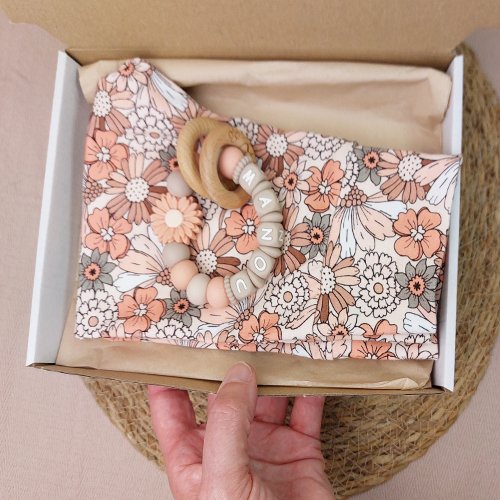 Brievenbus kraamcadeau met naam babybroekje bloemen pastel - Afbeelding 2