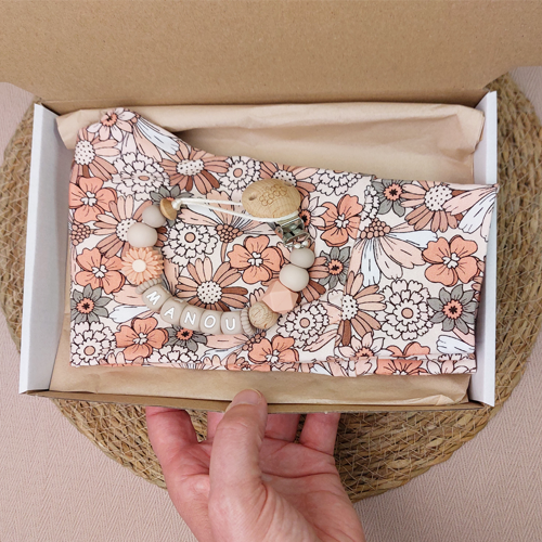 Brievenbus kraamcadeau met naam babybroekje bloemen pastel - Afbeelding 3