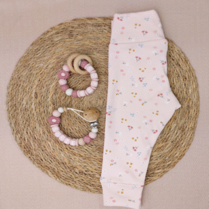 Brievenbus kraamcadeau met naam babybroekje kleine bloemen
