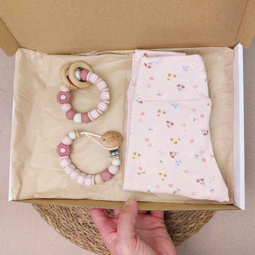 Brievenbus kraamcadeau met naam babybroekje kleine bloemen - Afbeelding 4