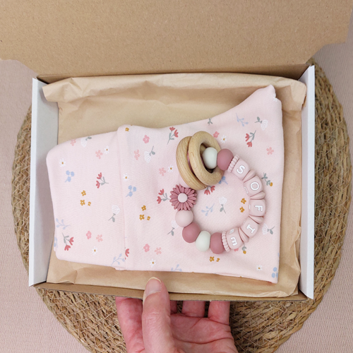 Brievenbus kraamcadeau met naam babybroekje kleine bloemen - Afbeelding 2