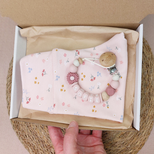 Brievenbus kraamcadeau met naam babybroekje kleine bloemen - Afbeelding 3
