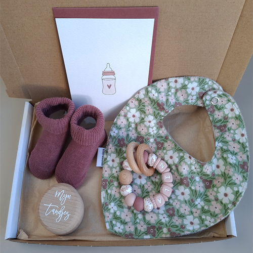 Brievenbus kraamcadeau met naam kwijlslab millefleur