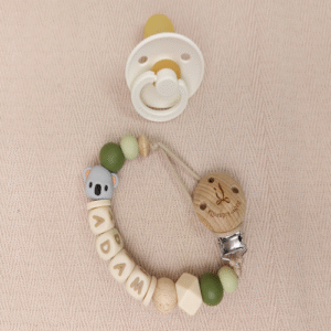 Uniek handgemaakt speenkoord met naam jongen koala olijgroen, gemaakt van veilige BPA-vrije siliconen kralen. Nooit meer de speen die kwijt is of op de grond valt. NEN-12586