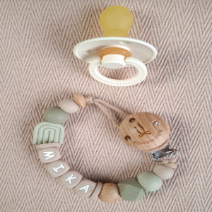 Speenkoord met naam jongen regenboog licht salie