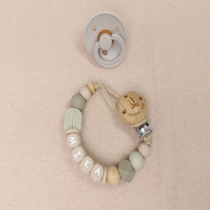 Uniek handgemaakt speenkoord met naam jongen regenboog licht salie, gemaakt van veilige BPA-vrije siliconen kralen. Nooit meer de speen die kwijt is of op de grond valt. NEN-12586