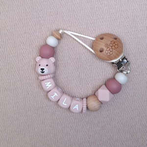 Speenkoord met naam meisje beer licht oudroze, nooit meer je speen kwijt. Veilig volgens de Europese wetgeving NEN-12586