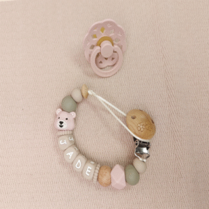 Uniek handgemaakt speenkoord met naam meisje beer licht oudroze, gemaakt van veilige BPA-vrije siliconen kralen. Nooit meer de speen die kwijt is of op de grond valt. NEN-12586