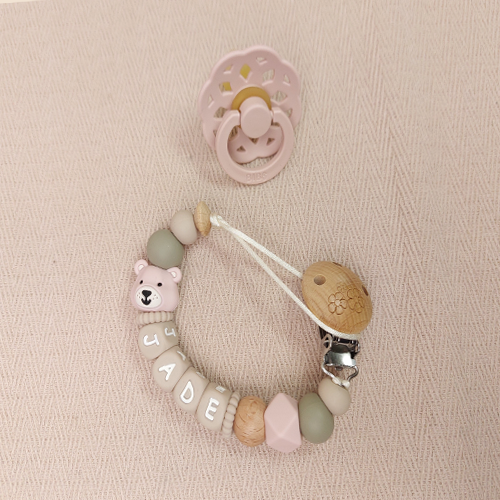 Uniek handgemaakt speenkoord met naam meisje beer licht oudroze, gemaakt van veilige BPA-vrije siliconen kralen. Nooit meer de speen die kwijt is of op de grond valt. NEN-12586