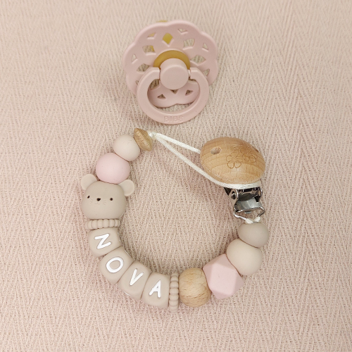 Uniek handgemaakt speenkoord met naam meisje muis beige, gemaakt van veilige BPA-vrije siliconen kralen. Nooit meer de speen die kwijt is of op de grond valt. NEN-12586