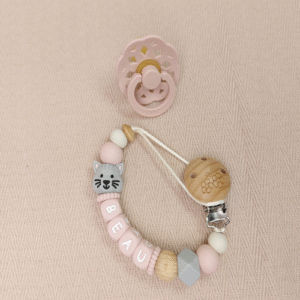 Uniek handgemaakt speenkoord met naam meisje poes licht grijs, gemaakt van veilige BPA-vrije siliconen kralen. Nooit meer de speen die kwijt is of op de grond valt. NEN-12586