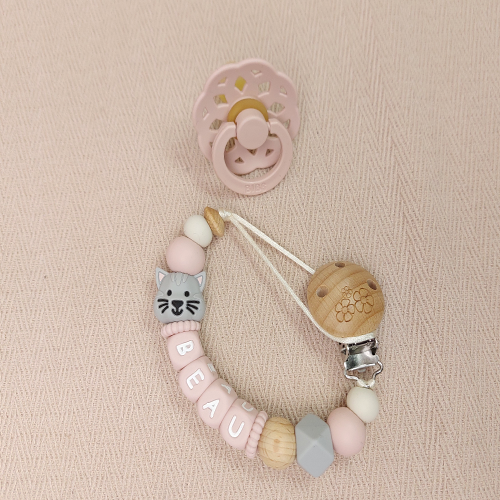 Uniek handgemaakt speenkoord met naam meisje poes licht grijs, gemaakt van veilige BPA-vrije siliconen kralen. Nooit meer de speen die kwijt is of op de grond valt. NEN-12586