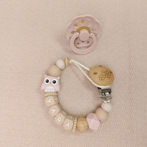 Uniek handgemaakt speenkoord met naam meisje uil licht oudroze, gemaakt van veilige BPA-vrije siliconen kralen. Nooit meer de speen die kwijt is of op de grond valt. NEN-12586