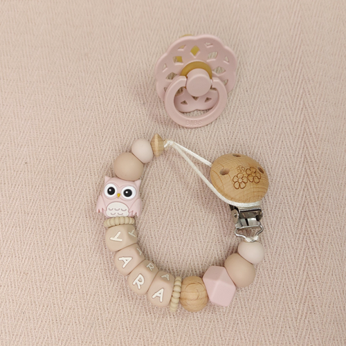 Uniek handgemaakt speenkoord met naam meisje uil licht oudroze, gemaakt van veilige BPA-vrije siliconen kralen. Nooit meer de speen die kwijt is of op de grond valt. NEN-12586