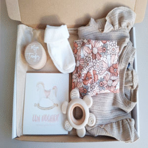 Brievenbus kraamcadeau babykleding bloemen pastel