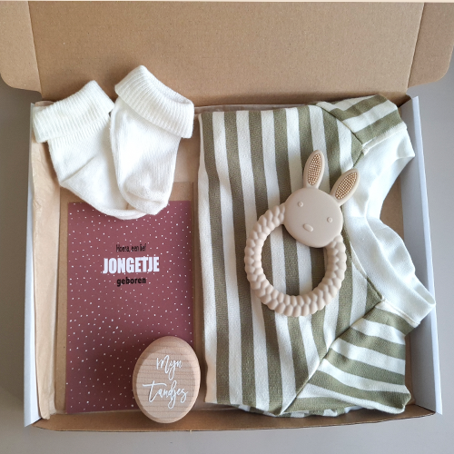 Brievenbus kraamcadeau met naam babykleding streep olijfgroen - Afbeelding 3