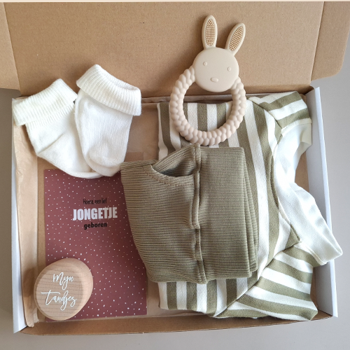 Brievenbus kraamcadeau met naam babykleding streep olijfgroen