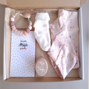 Brievenbus kraamcadeau met naam babybroekje kleine bloemen