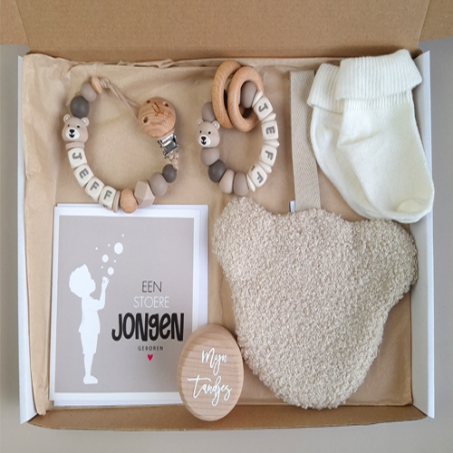 Brievenbus kraamcadeau met naam speendoekje beer turf - Afbeelding 3