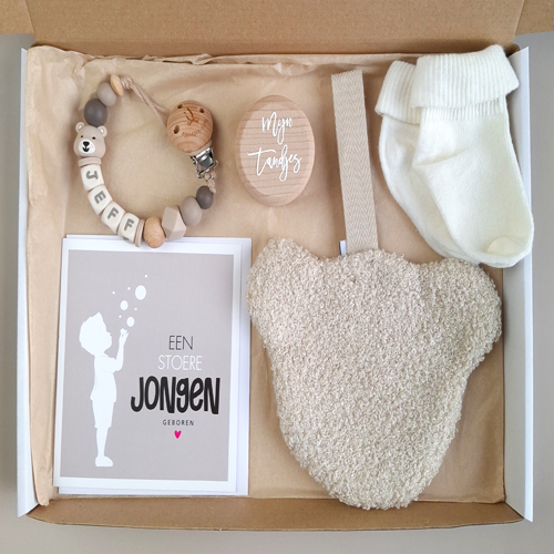 Brievenbus kraamcadeau met naam speendoekje beer turf