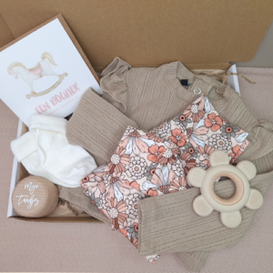 Brievenbus kraamcadeau babykleding bloemen pastel