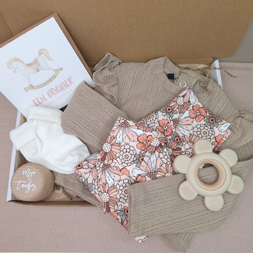Brievenbus kraamcadeau babykleding bloemen pastel