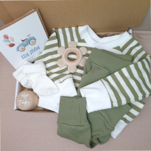 Brievenbus kraamcadeau babykleding streep olijfgroen