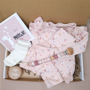 Brievenbus kraamcadeau met naam babykleding kleine bloemen