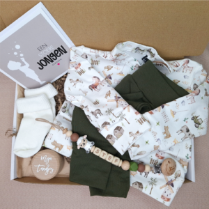 Brievenbus kraamcadeau met naam babykleding platteland