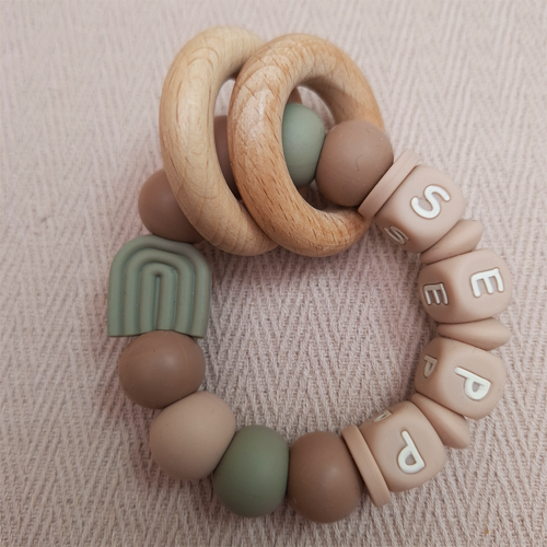 Bijtring met naam jongen regenboog salie