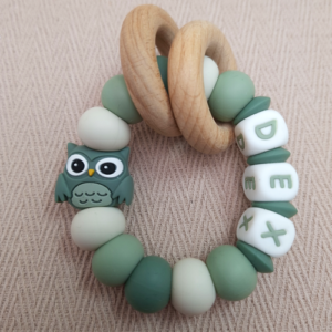 Bijtring met naam jongen uil donker oudgroen