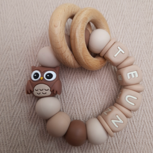 Bijtring met naam jongen uil melkchocolade