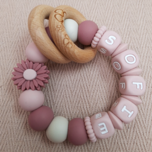 Bijtring met naam meisje daisy donker oudroze