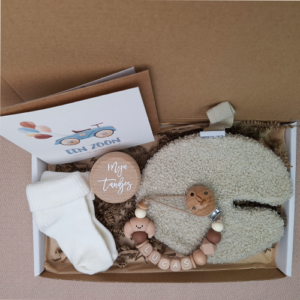 Brievenbus kraamcadeau met naam speendoekje maan beige