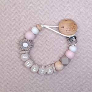 Speenkoord met naam meisje daisy turf, nooit meer je speen kwijt. Veilig volgens de Europese wetgeving NEN-12586