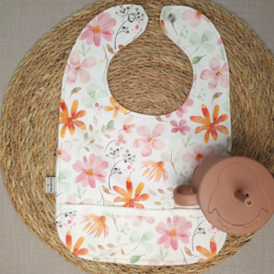 Handgemaakte babyslab waterproof bloemen gebroken wit
