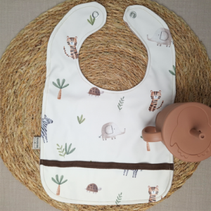 Handgemaakte babyslab waterproof dieren beige