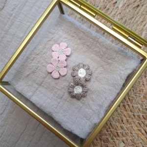 Haarspeldjes geborduurd daisy bloemetjes taupe